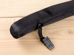 <span class=keywords><strong>Cintres</strong></span> <span class=keywords><strong>rembourrés</strong></span> en <span class=keywords><strong>satin</strong></span> noir avec pinces métalliques, revêtement en tissu doux, pour présentation de vêtements - Fournisseur chinois - Product Image 3