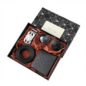 Coffret <span class=keywords><strong>Cadeau</strong></span> Luxe International <span class=keywords><strong>pour</strong></span> Homme : Ceinture, Lunettes de Soleil, Portefeuille – Ensemble Pratique <span class=keywords><strong>pour</strong></span> <span class=keywords><strong>la</strong></span> <span class=keywords><strong>Fête</strong></span> <span class=keywords><strong>des</strong></span> <span class=keywords><strong>Pères</strong></span>, <span class=keywords><strong>Cadeau</strong></span> d'Affaires Surprise M2863 - Product Image 1