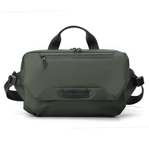 Sac messager en nylon imperméable, grand format, fermeture éclair robuste, logo embossé, utilisation quotidienne toutes saisons - Product Image 1