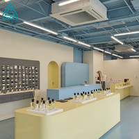 Éclairage LED personnalisé pour la décoration de magasins de réparation de téléphones portables, étagères d'exposition modernes pour téléphones mobiles, présentoir mural à lattes, design professionnel