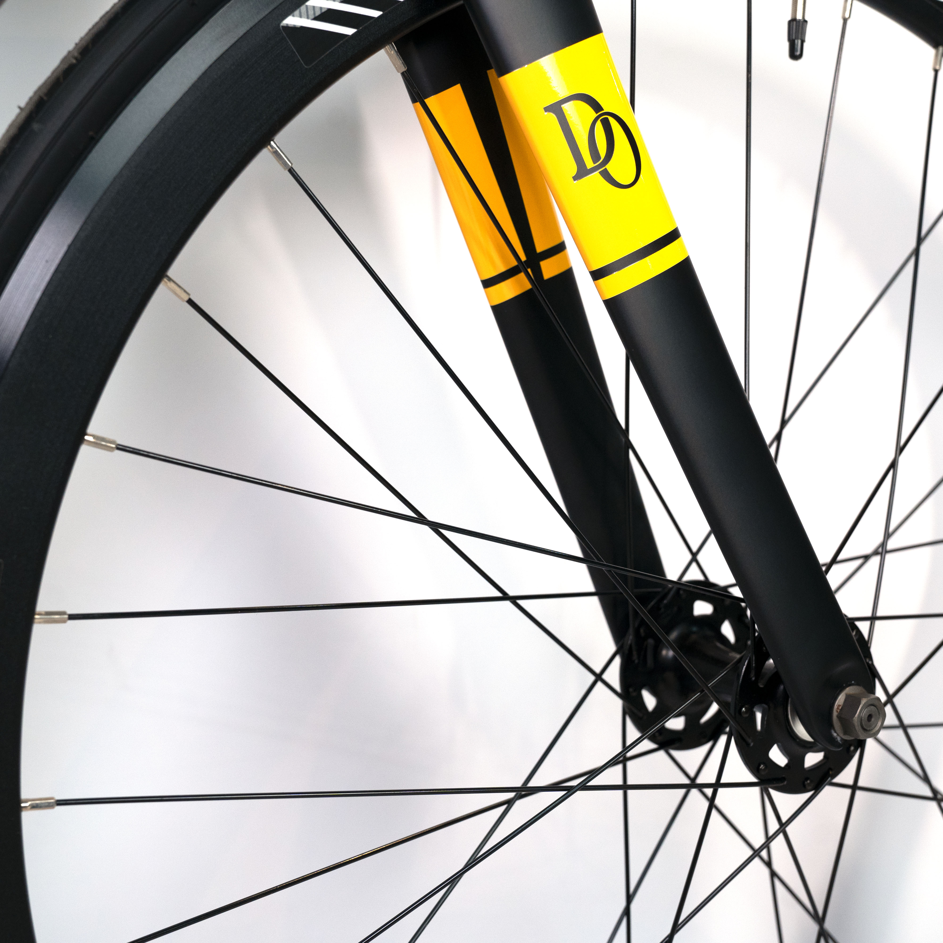 新款时尚700c合金框架碳叉光滑焊接单速闪亮标志固定齿轮自行车 on m