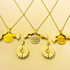 Collier Pendentif Tournesol et Marguerite en Acier Inoxydable Plaqué Or 18 carats pour <span class=keywords><strong>Femme</strong></span> - Vente en Gros de Bijoux Inspirants - Product Image 2