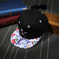 Casquette à visière plate unisexe pour couple, motif floral noir et blanc, réglable, brodée, polyvalente, tendance, sportive, pour activités de plein air, street dance et hip-hop