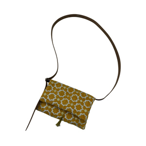 Sac bandoulière authentique moderne et simple en toile brodée marocaine avec deux sangles, fermeture à rabat à pompons, durable et écologique - Product Image 1
