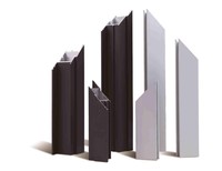 PARKER CNC 550mm Doppelkopf-Klingensäge PLC Superpräzise Automatische 7,5KW Schneidesäge PVC/UPVC Aluminium 21 Zoll Industriecomputer