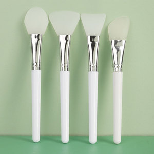 Petit <span class=keywords><strong>pinceau</strong></span> applicateur de <span class=keywords><strong>masque</strong></span> facial <span class=keywords><strong>en</strong></span> <span class=keywords><strong>silicone</strong></span> blanc, brosse de maquillage souple <span class=keywords><strong>en</strong></span> <span class=keywords><strong>silicone</strong></span>, <span class=keywords><strong>pinceau</strong></span> applicateur de <span class=keywords><strong>masque</strong></span> boueux à tête souple <span class=keywords><strong>en</strong></span> forme de couteau - Product Image 1