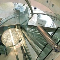 Industriel en acier escalier incurvé avec main courante latérale et garde-corps en verre