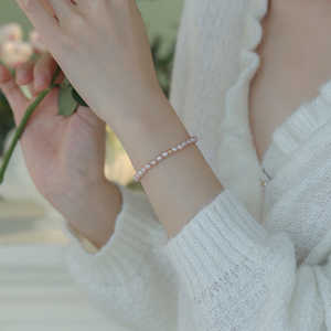 สร้อยข้อมือไข่มุกน้ำจืดธรรมชาติสำหรับผู้หญิง ดีไซน์เม็ดเล็กแบบข้าว ยืดหยุ่น ชุบเงินแท้ 925 ชุบทอง 18K - Product Image 5