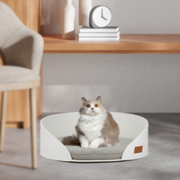 Lit pour chat semi-fermé blanc avec coussin gris, côtés surélevés et ouverture frontale, maison de sommeil confortable pour chats d'intérieur, usage domestique