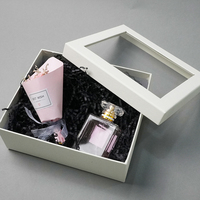 Boîte cadeau personnalisée avec fenêtre en PVC, impression sur carton rigide et marquage à chaud du logo