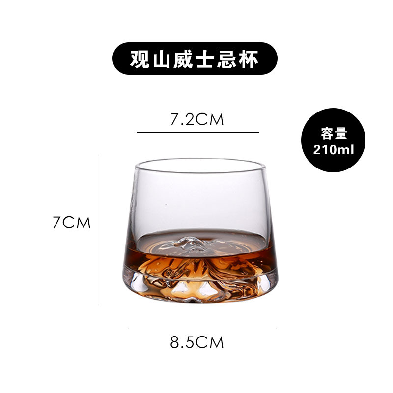 Tasse à whisky vue sur la montagne
