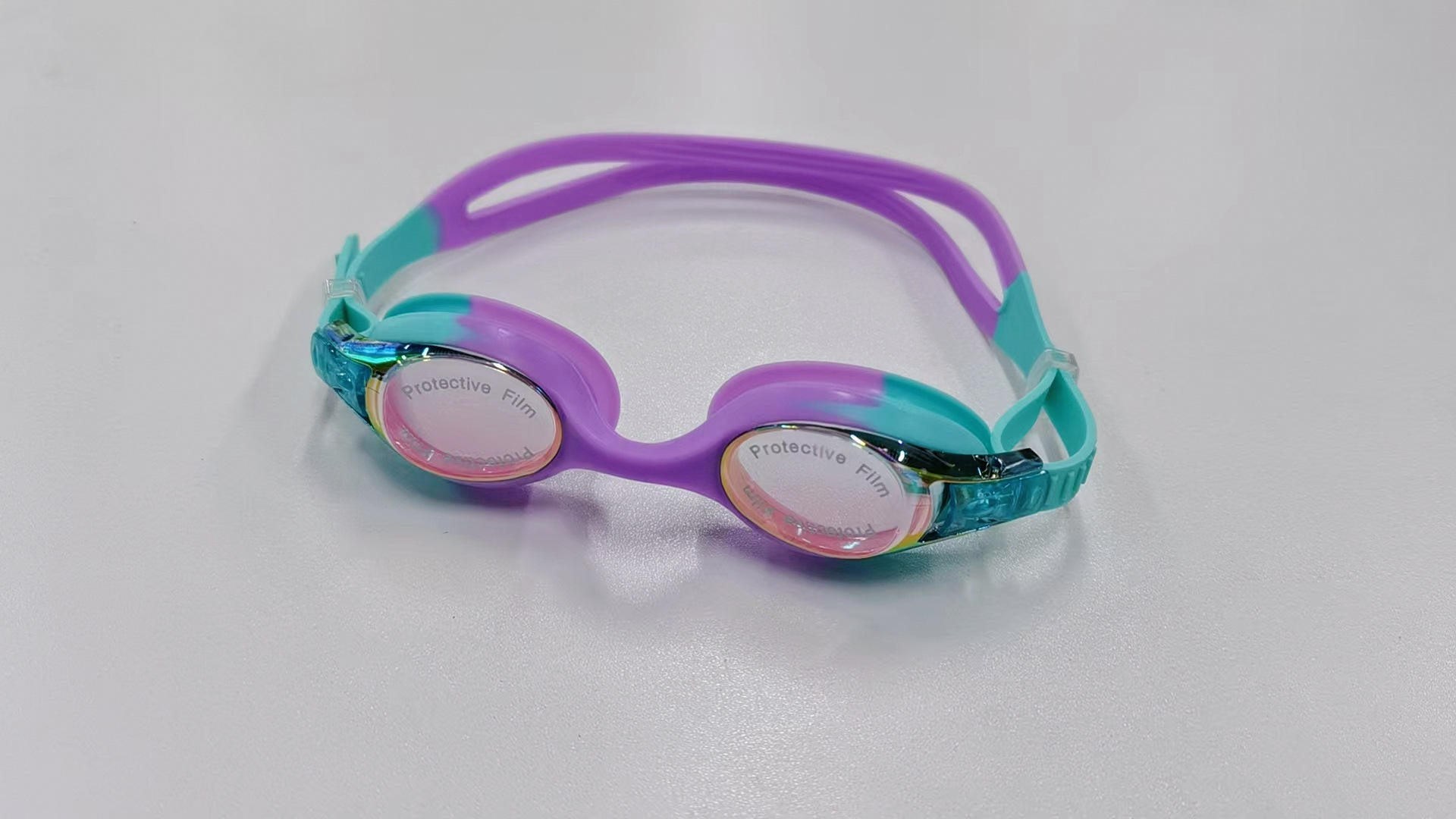 สีม่วงสดใสในกล่องสีน้ำเงิน