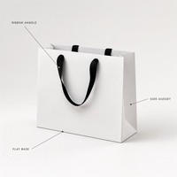 Sacs shopping personnalisés en papier kraft blanc avec poignée en ruban noir, soufflets latéraux et fond plat – Sacs promotionnels style Instagram pour la vente au détail