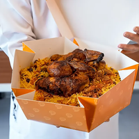 Boîte alimentaire pliable en papier personnalisée avec logo, pour poulet grillé, riz et suhoor arabe, idéale pour la livraison et la restauration.