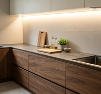 Meubles de cuisine modernes sur mesure bicolores, grain de noyer et blanc mat, sans poignées, avec plan de travail en pierre
