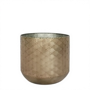 Macetero clásico de hierro con acabado dorado y patrón geométrico en relieve para decoración de interiores y exteriores, hogar y hoteles. - Product Image 3