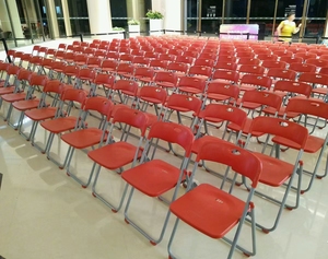 เก้าอี้พับโครงเหล็กพร้อมที่นั่งพลาสติกทนทาน น้ำหนักเบา พกพาสะดวก เหมาะสำหรับงานอีเว้นท์ การประชุม พิธีการกลางแจ้ง - Product Image 3