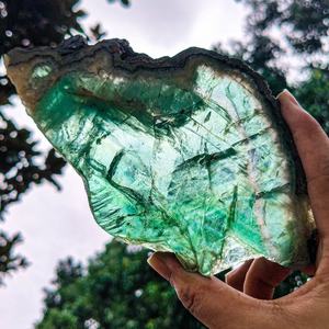 Tranche de Fluorite Verte Cristalline de Qualité Supérieure, Spécimen de Paragenèse de Minerai de Fer, pour Collection et Décoration – Vente en Gros - Product Image 1