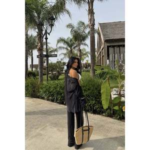 ชุดวิลมา คอเสื้อไม่สมมาตร สีดำ ลายทาง ทรงเข้ารูป สไตล์ลำลอง สำหรับฤดูใบไม้ร่วง เสื้อตัวเดียว พร้อมโลโก้ ไซส์ XS ความยาวเหนือเข่า - Product Image 1