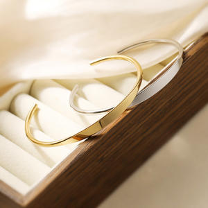 กำไลข้อมือสแตนเลสสตีลชุบทอง 18K แบบเปิดสลักชื่อได้ตามสั่ง สำหรับผู้หญิง ของขวัญวันครบรอบ เครื่องประดับแฟชั่น - Product Image 2