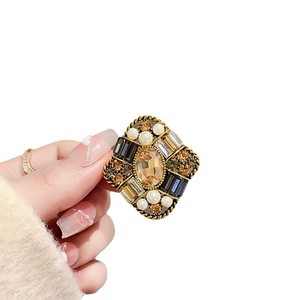 Broche tendance en alliage avec fleur en cristal et diamant pour hommes et femmes, épingles à bijoux géométriques pour fêtes, cadeau pour femme, lot en gros de broches - Product Image 5