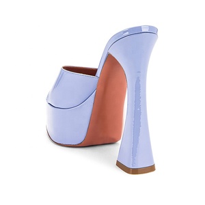 Chaussures en gelée personnalisées Sandales d'été <span class=keywords><strong>à</strong></span> bout ouvert plates-formes compensées Sandales <span class=keywords><strong>à</strong></span> talons hauts épais Sandales <span class=keywords><strong>à</strong></span> talons en gelée pour femmes - Product Image 5