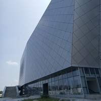 Panneaux de Façade en Aluminium Durables Anti-Corrosion, Écologiques et Faciles à Assembler pour Revêtement Mural Extérieur de Centres Commerciaux et Villas