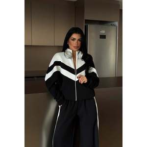 Survêtement à capuche Bennyc noir, confortable et respirant en nylon pour le jogging, ensemble 2 pièces personnalisé pour l'hiver, logo imprimé, minimum 2 pièces - Product Image 3