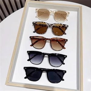 Gafas de Sol Clásicas para Exteriores, HD, Polarizadas, UV400, Lentes Degradadas, Material de PC, Montura Tortuga/Negra/Transparente, Unisex, Vintage, con Remaches - Product Image 1