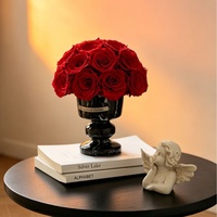 Décoration d'intérieur : Composition florale éternelle avec vase en marbre et roses, idéale pour anniversaire, fête de pendaison de crémaillère, réunion de famille