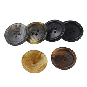 Vente en gros de boutons en corne naturelle 4 trous polis par NHE Overseas pour hommes, chemise, costume, manteau ou pardessus - Product Image 1