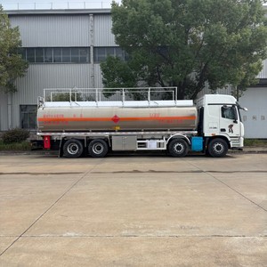 Camion-citerne diesel FOTON Auman GTL 8x4 30000L pour le transport de produits inflammables et dangereux avec pompe pour grandes stations-service - Product Image 3