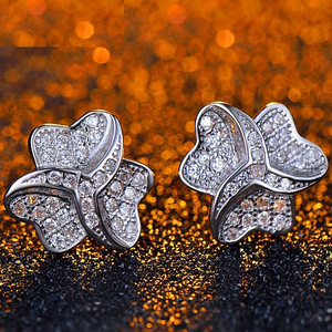 Orecchini a Perno con Fiore di Trifoglio per Donne, Gioielli Floreali alla Moda - Product Image 1