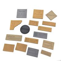Étiquettes en cuir suédé faites à la main avec impression sérigraphique, forme carrée gaufrée, lavables, en rouleau, logo personnalisé pour vêtements, chaussures, sacs
