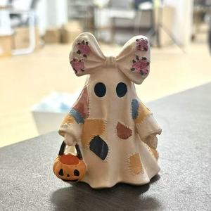 Niedliche Geister-Harzfigur mit Rosen-Schleifen-Patchwork, Geisterstatue mit Kürbiseimer, Halloween-Dekoration - Product Image 3