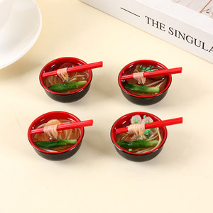 Colgante de comida realista de una pieza para dropshipping, con palillos y fideos, fondo negro con tazón rojo, juguete de comida realista con fideos - Product Image 3