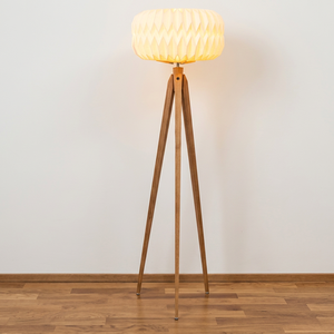 Lámpara de pie náutica antigua hecha a mano, blanca y marrón, con trípode de madera, modelo coleccionable. - Product Image 3