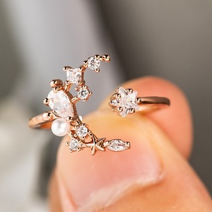 Anello con Zirconia Cubica a Forma di Stella e Luna per Donne, Fascia alla Moda con Design Celestiale Creativo - Product Image 1