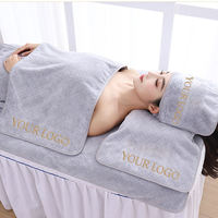 Ensemble de linge de lit pour salon de beauté en microfibre gaufrée grise avec logo brodé or personnalisé, kit de serviettes pour table de massage
