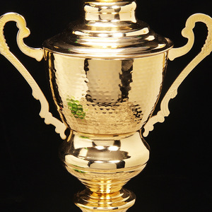 <span class=keywords><strong>2022</strong></span> World Popular Cheap Metal Soccer Souvenirs Sports Football Metal Trophy Cup con Black and Gold Ball puede agregar accesorio - Product Image 6