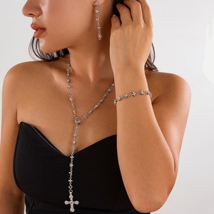 Collana con ciondolo a forma di fiore a forma di Y di alta qualità in lega placcato oro a forma di crocefisso collana a catena con fiori creativi da donna - Product Image 4