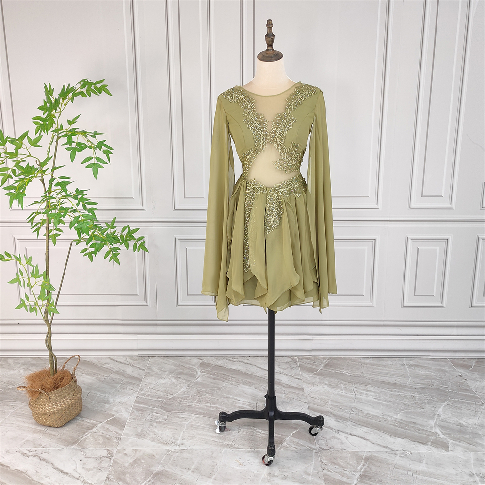 Estilo Chic y Comodidad en vestido verde de manga larga con cortes
