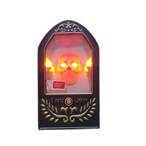 Campanello della porta della famiglia con batteria e luce a LED Personaggio spettrale campanello parlante con voce da urlo - Product Image 1