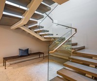 Bande décorative en bois de hêtre et de chêne clair, nez d'escalier en acier et de carbone, design en bois massif