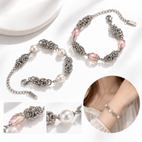 Bracelet à maillons géométriques artisanal Mosen ODM avec perles et perles de verre roses, finition argent poli.