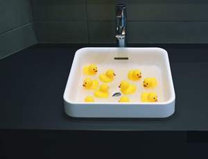 Canard en caoutchouc personnalisé pour le bain, cadeau de Noël, canard jaune à presser, canard qui couine, jouets de piscine pour enfants - Product Image 4