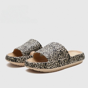 Chaussons élégants et décontractés pour femmes - Nouvelles chaussures plates d'été pour l'extérieur - Chaussures à enfiler de grande taille pour tous les jours - Respirantes et antidérapantes en PVC - Product Image 5