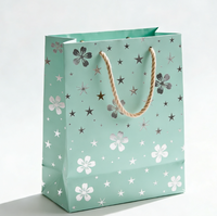 Sacs cadeaux en papier de luxe avec logo imprimé personnalisé, sacs shopping en papier d'art haut de gamme avec poignées pour cadeaux et cosmétiques