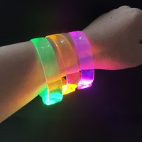 Bracelets lumineux LED avec fermoir Bracelets lumineux dans le noir Neon Rave Accessoires Halloween Birthday Party Favor Night Concerts