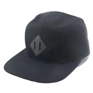 Yüksek kalite 5 panel siyah ayarlanabilir düz ağız kamp şapka özel deri yama tasarım logo snapback kapaklar